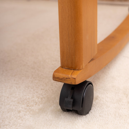 اربع عجلات لسرير البيبي